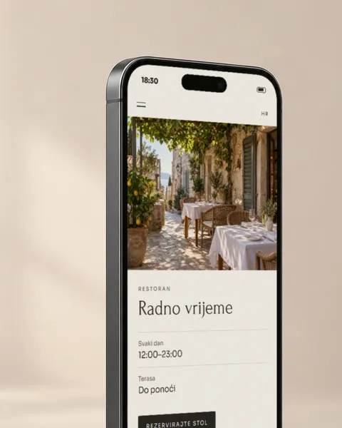 Web stranica hotela na mobitelu, otvorena na ljetnom radnom vremenu restorana.