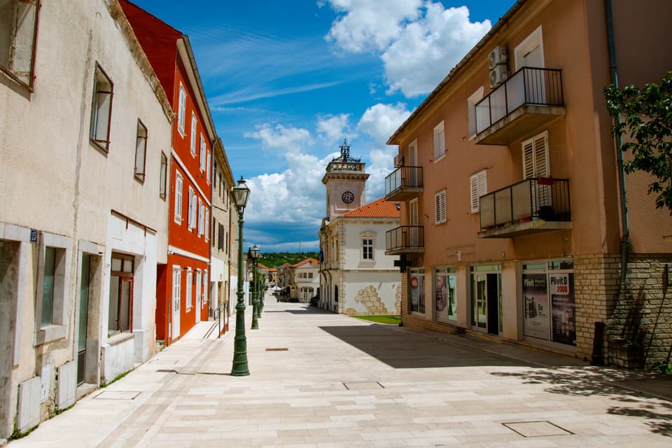 Glavna promenada Benkovca s gradskom vijećnicom