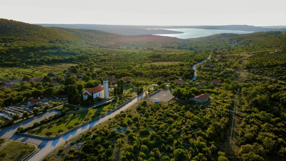 Kruševo iz zraka u zlatnom svjetlu, more na horizontu