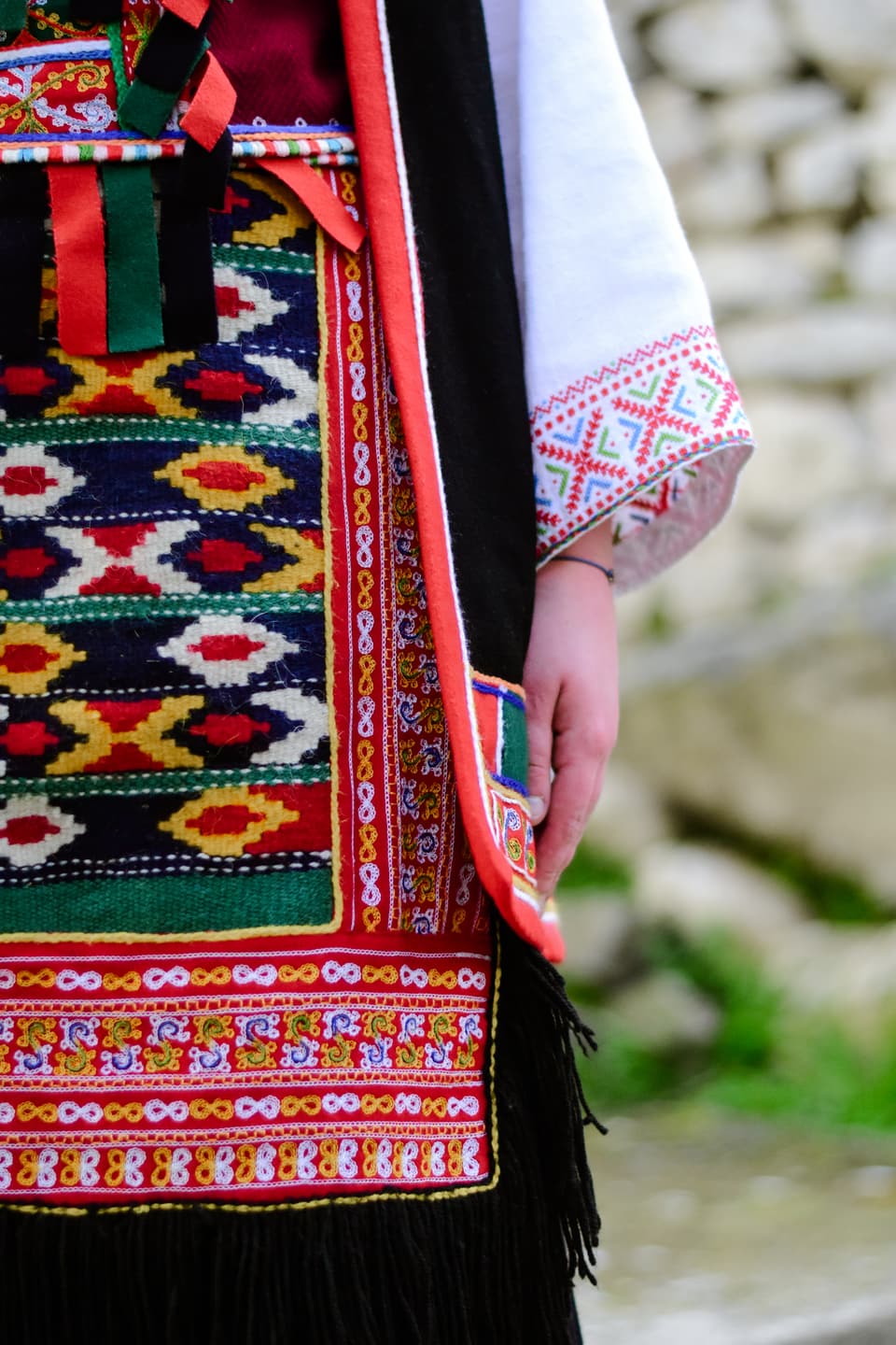 Bukovačka nošnja pored bistre vode