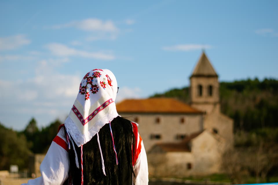 Crkva i silueta u marami